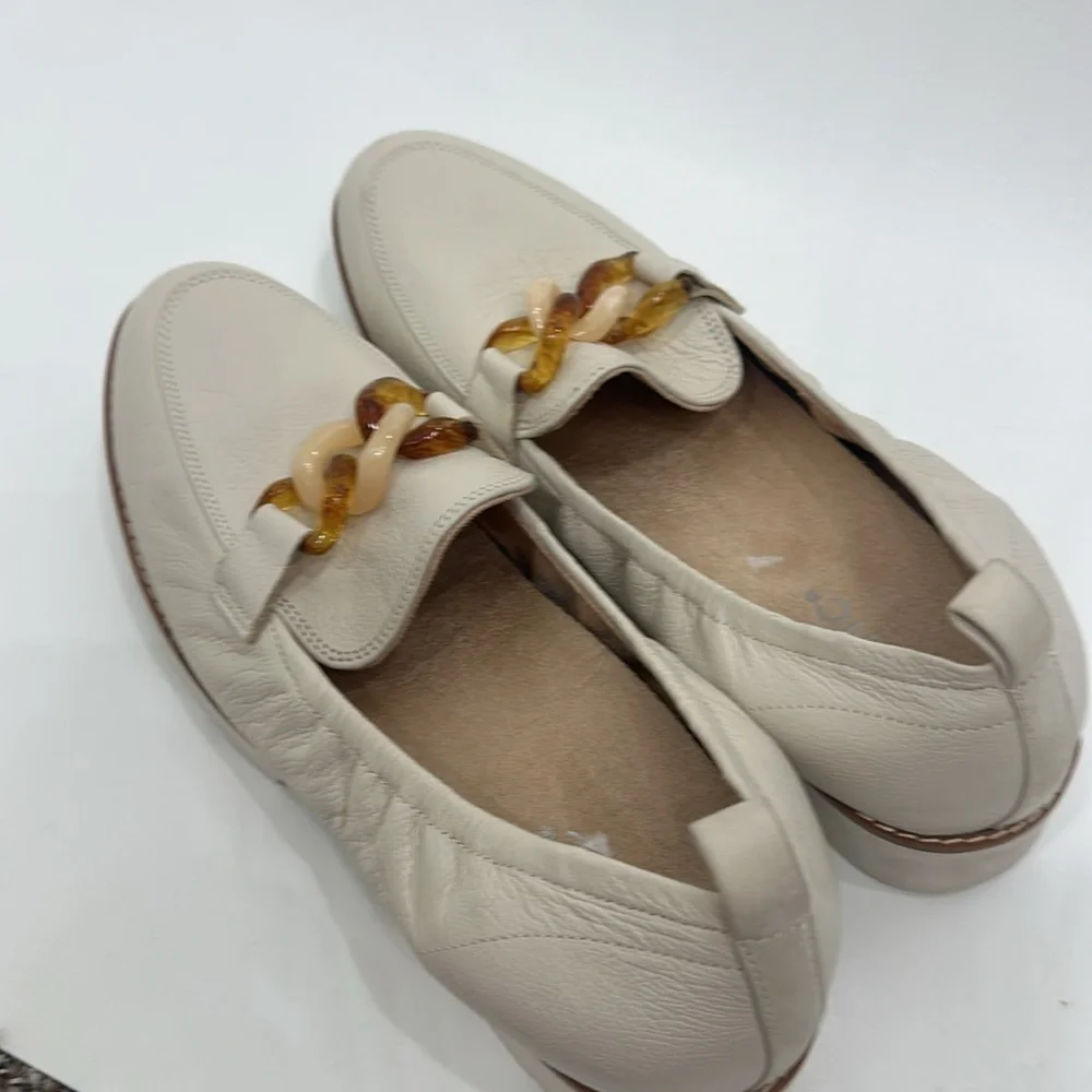 Vionic Cynthia cream color Slip on loafers size 9.5
